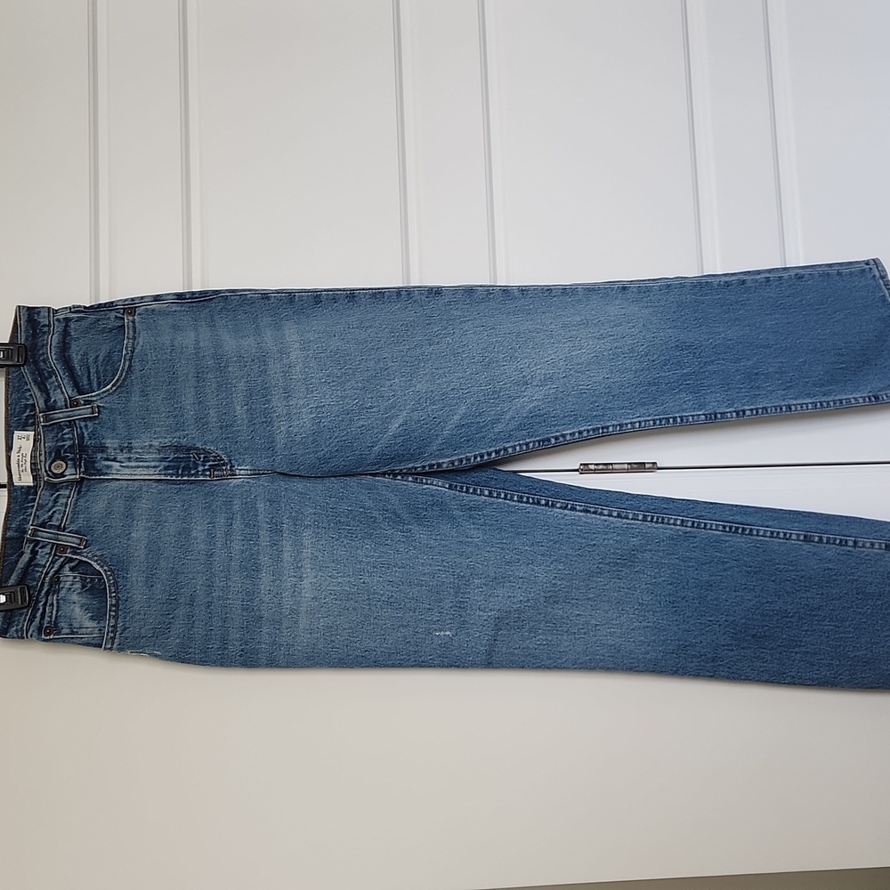 Never been Worn Abercrombie & Fitch Medium Blue Denim Jeans - Picture 1 of 3